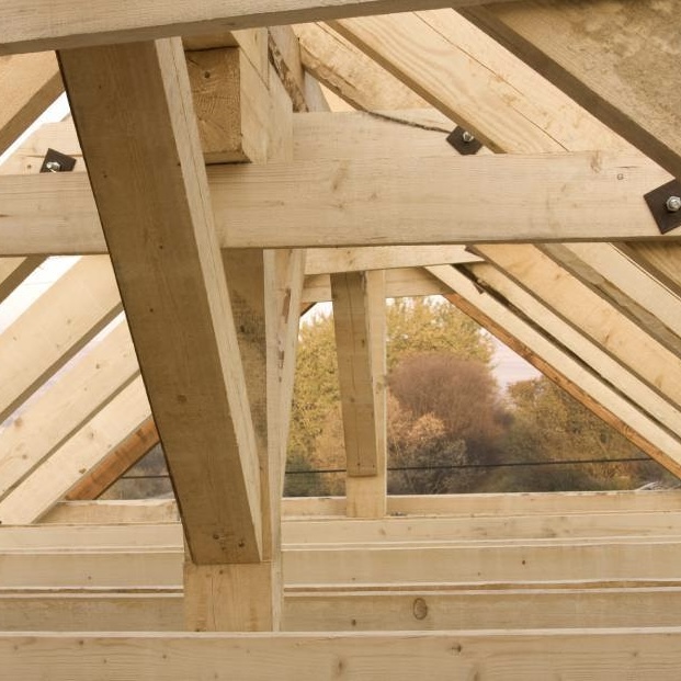 image de charpente travail en bois par adri toiture